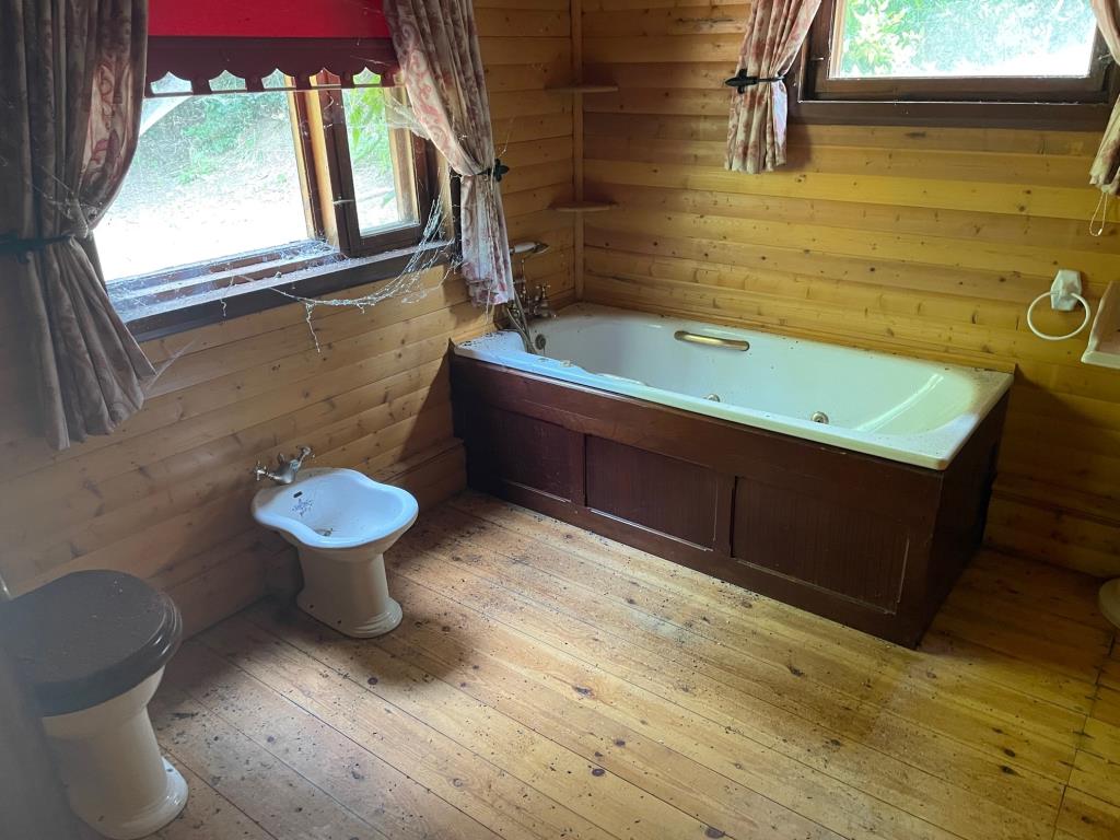 Lot: 111 - DETACHED CABIN IN WOODLAND SETTING - Bathroom